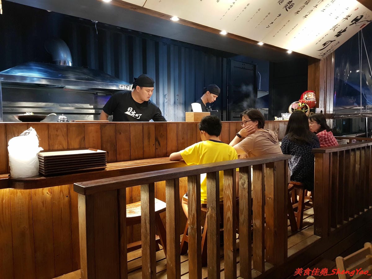 [台中沙鹿]日出町 丼飯拉麵 – 沙鹿福安黃昏市場旁新開的深夜食堂,露天環境吃拉麵丼飯很有氣氛,餐點帶點創意,價格相當平價,口味還OK,推薦炭烤肋排拉麵,比某些火葬場肋排拉麵好吃太多了。