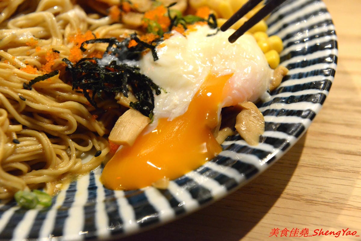 [台中沙鹿]日出町 丼飯拉麵 – 沙鹿福安黃昏市場旁新開的深夜食堂,露天環境吃拉麵丼飯很有氣氛,餐點帶點創意,價格相當平價,口味還OK,推薦炭烤肋排拉麵,比某些火葬場肋排拉麵好吃太多了。
