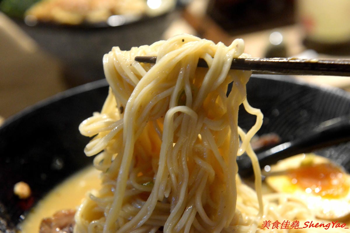 [台中沙鹿]日出町 丼飯拉麵 – 沙鹿福安黃昏市場旁新開的深夜食堂,露天環境吃拉麵丼飯很有氣氛,餐點帶點創意,價格相當平價,口味還OK,推薦炭烤肋排拉麵,比某些火葬場肋排拉麵好吃太多了。