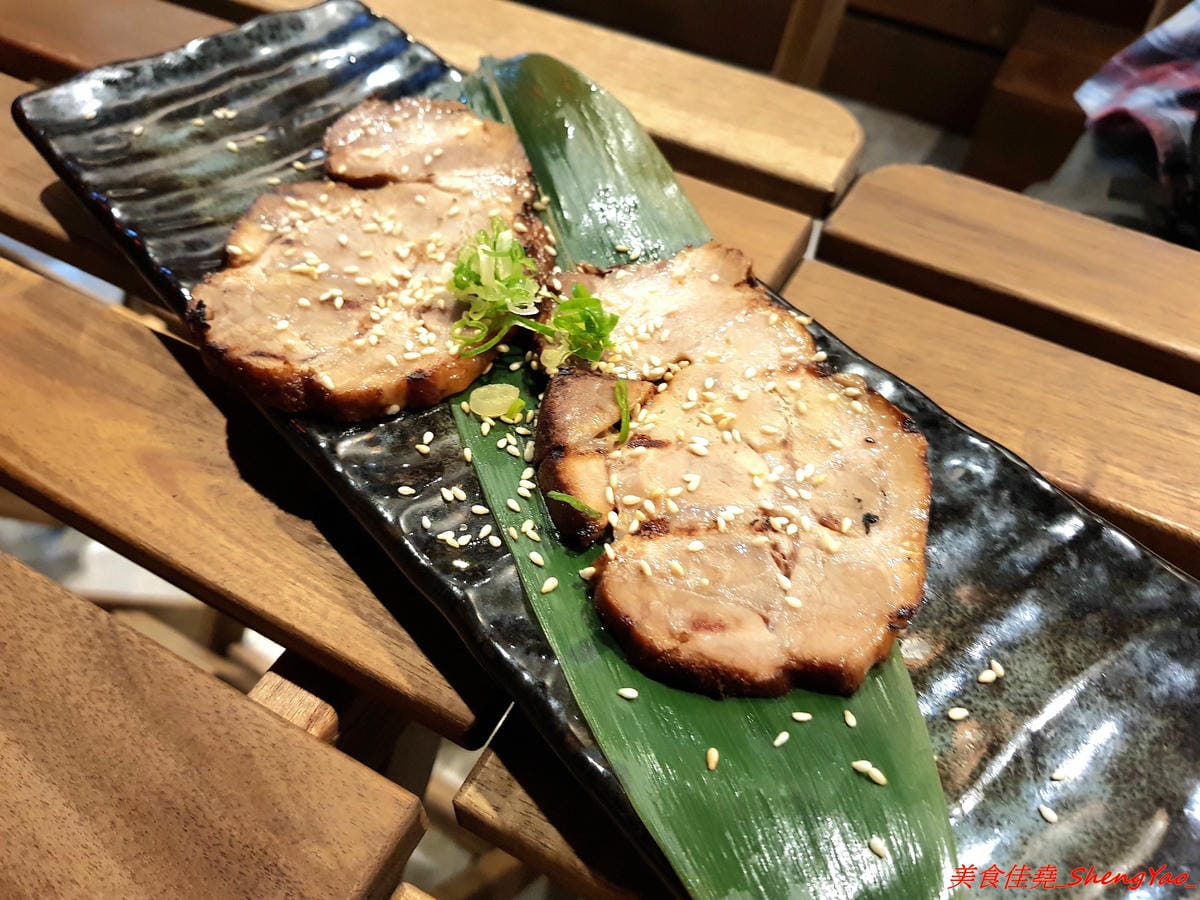 [台中沙鹿]日出町 丼飯拉麵 – 沙鹿福安黃昏市場旁新開的深夜食堂,露天環境吃拉麵丼飯很有氣氛,餐點帶點創意,價格相當平價,口味還OK,推薦炭烤肋排拉麵,比某些火葬場肋排拉麵好吃太多了。