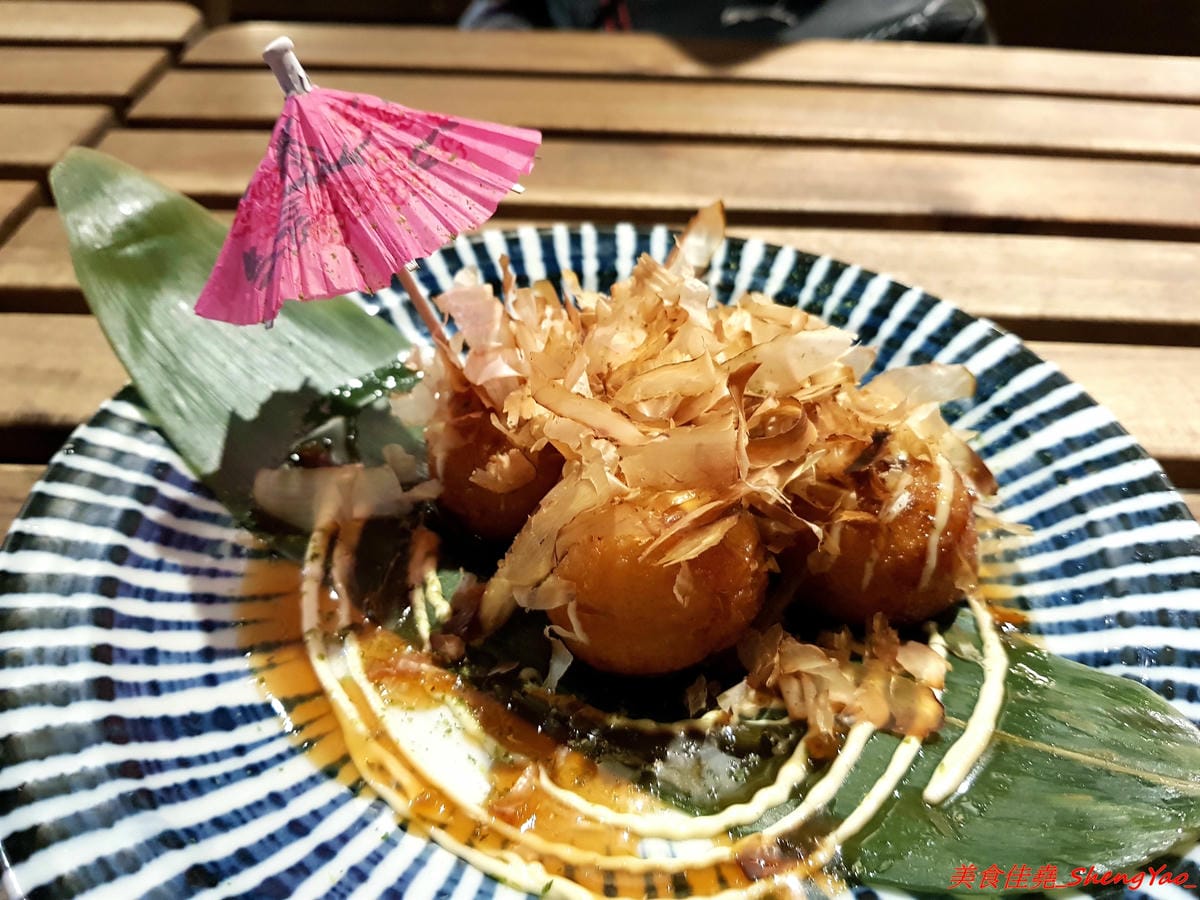 [台中沙鹿]日出町 丼飯拉麵 – 沙鹿福安黃昏市場旁新開的深夜食堂,露天環境吃拉麵丼飯很有氣氛,餐點帶點創意,價格相當平價,口味還OK,推薦炭烤肋排拉麵,比某些火葬場肋排拉麵好吃太多了。