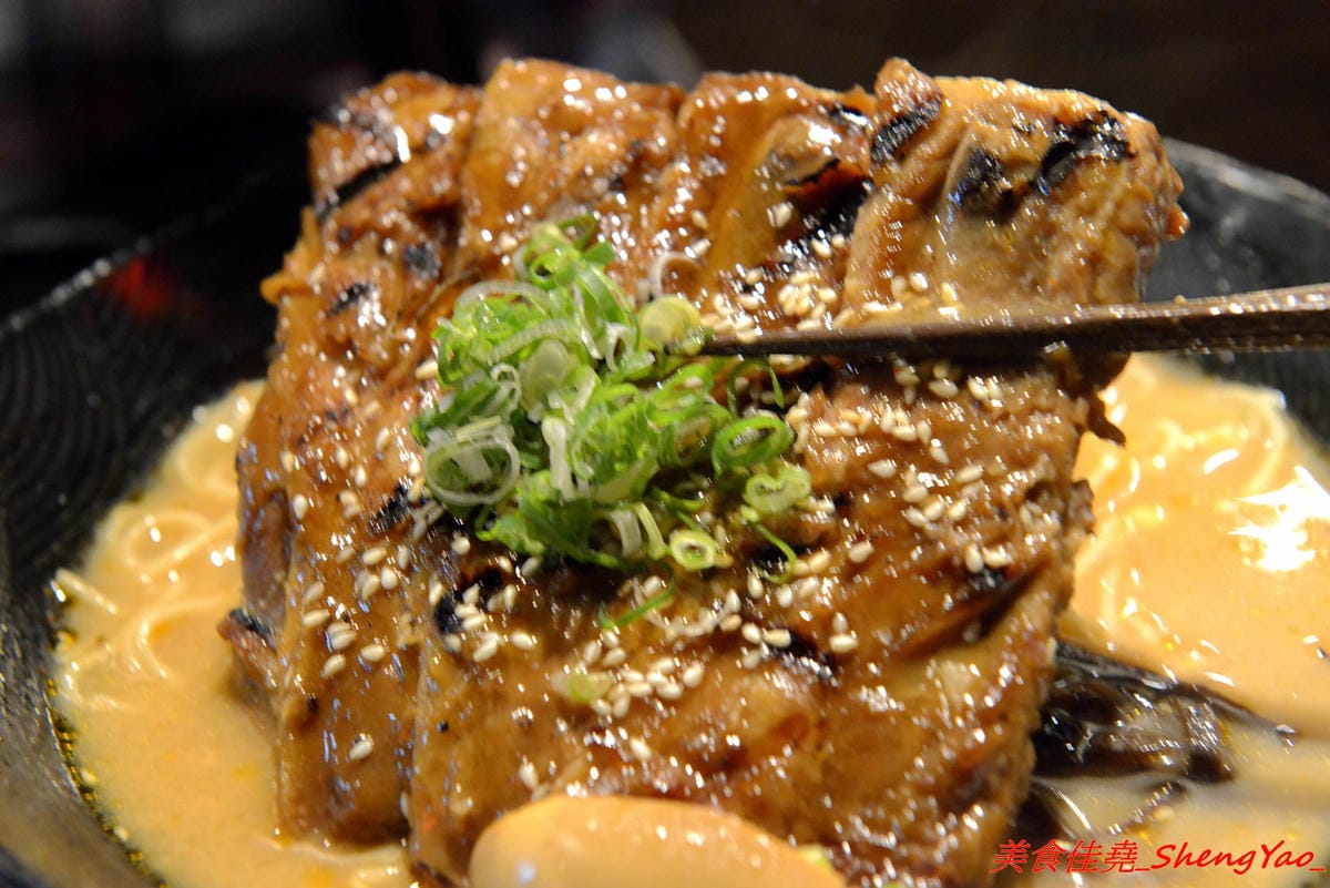 [台中沙鹿]日出町 丼飯拉麵 – 沙鹿福安黃昏市場旁新開的深夜食堂,露天環境吃拉麵丼飯很有氣氛,餐點帶點創意,價格相當平價,口味還OK,推薦炭烤肋排拉麵,比某些火葬場肋排拉麵好吃太多了。