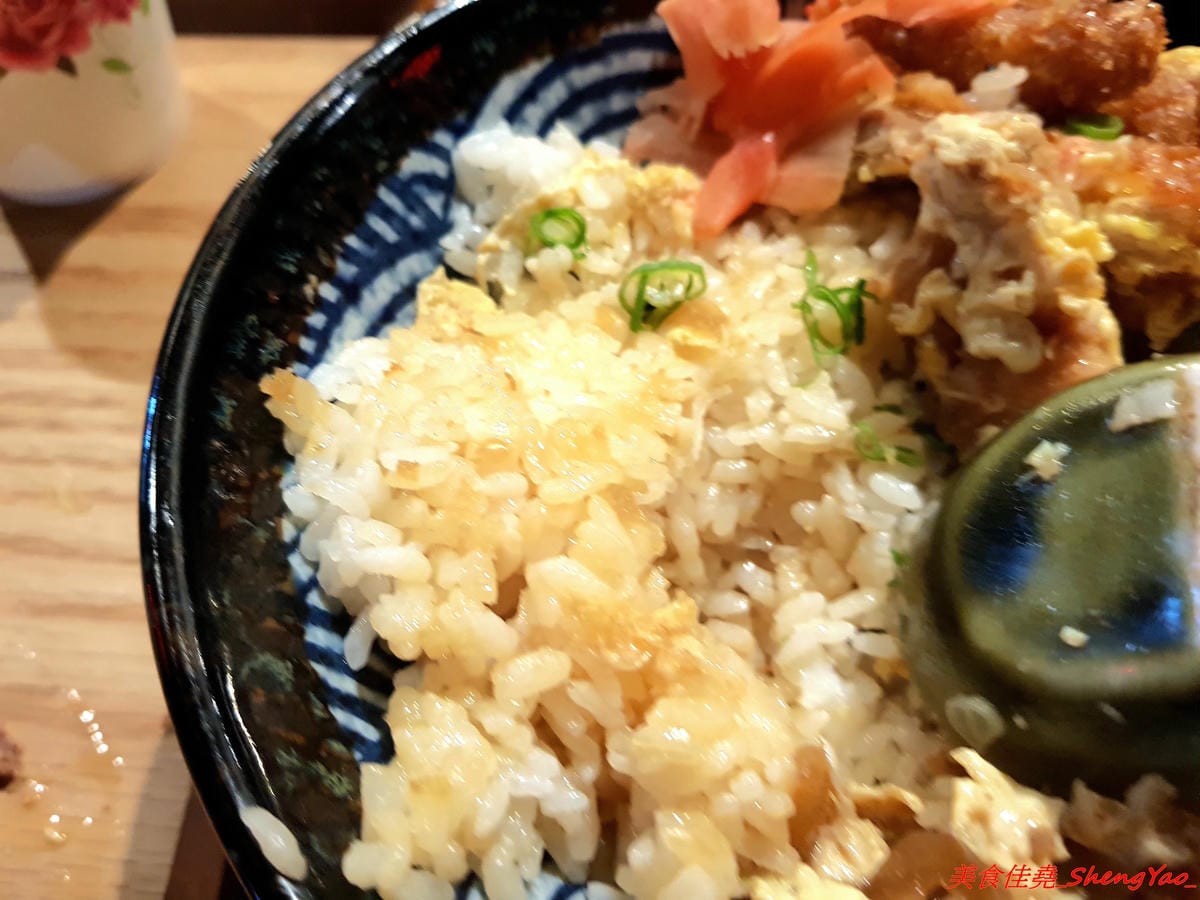 [台中沙鹿]日出町 丼飯拉麵 – 沙鹿福安黃昏市場旁新開的深夜食堂,露天環境吃拉麵丼飯很有氣氛,餐點帶點創意,價格相當平價,口味還OK,推薦炭烤肋排拉麵,比某些火葬場肋排拉麵好吃太多了。