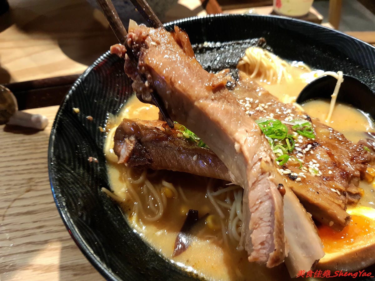 [台中沙鹿]日出町 丼飯拉麵 – 沙鹿福安黃昏市場旁新開的深夜食堂,露天環境吃拉麵丼飯很有氣氛,餐點帶點創意,價格相當平價,口味還OK,推薦炭烤肋排拉麵,比某些火葬場肋排拉麵好吃太多了。