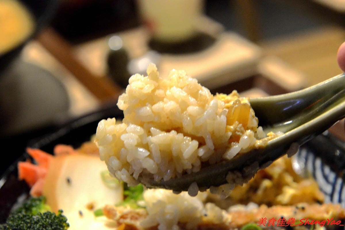 [台中沙鹿]日出町 丼飯拉麵 – 沙鹿福安黃昏市場旁新開的深夜食堂,露天環境吃拉麵丼飯很有氣氛,餐點帶點創意,價格相當平價,口味還OK,推薦炭烤肋排拉麵,比某些火葬場肋排拉麵好吃太多了。