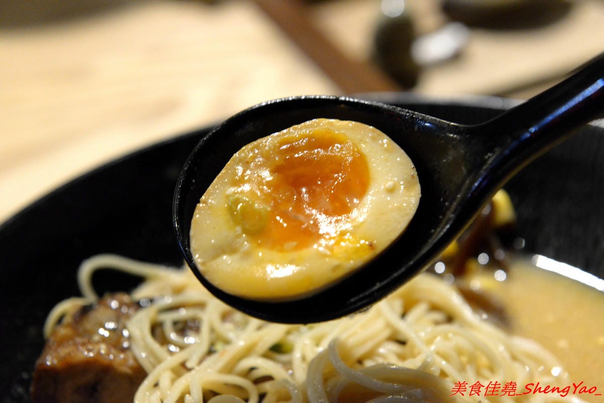 [台中沙鹿]日出町 丼飯拉麵 – 沙鹿福安黃昏市場旁新開的深夜食堂,露天環境吃拉麵丼飯很有氣氛,餐點帶點創意,價格相當平價,口味還OK,推薦炭烤肋排拉麵,比某些火葬場肋排拉麵好吃太多了。