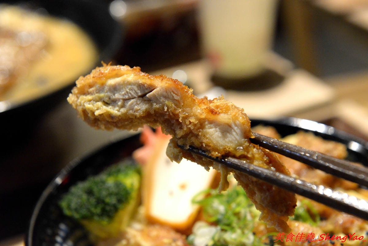 [台中沙鹿]日出町 丼飯拉麵 – 沙鹿福安黃昏市場旁新開的深夜食堂,露天環境吃拉麵丼飯很有氣氛,餐點帶點創意,價格相當平價,口味還OK,推薦炭烤肋排拉麵,比某些火葬場肋排拉麵好吃太多了。