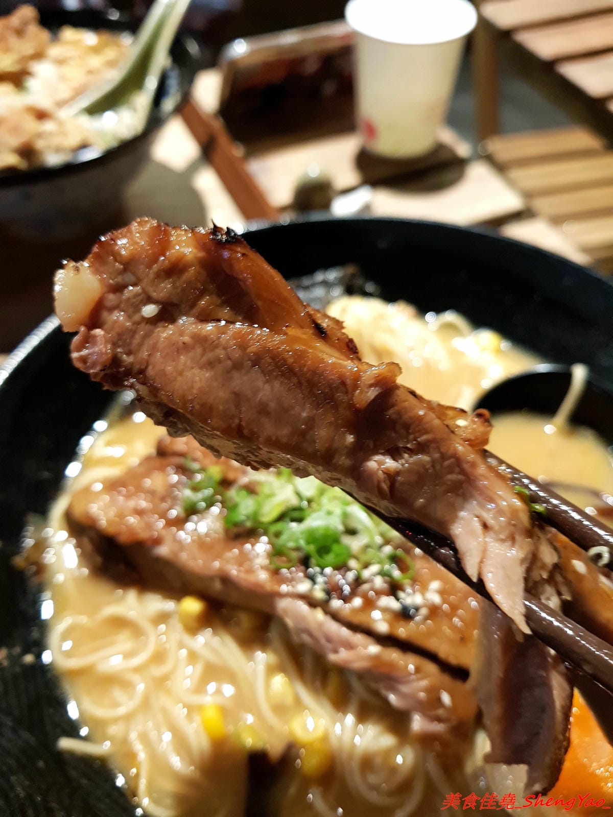 [台中沙鹿]日出町 丼飯拉麵 – 沙鹿福安黃昏市場旁新開的深夜食堂,露天環境吃拉麵丼飯很有氣氛,餐點帶點創意,價格相當平價,口味還OK,推薦炭烤肋排拉麵,比某些火葬場肋排拉麵好吃太多了。