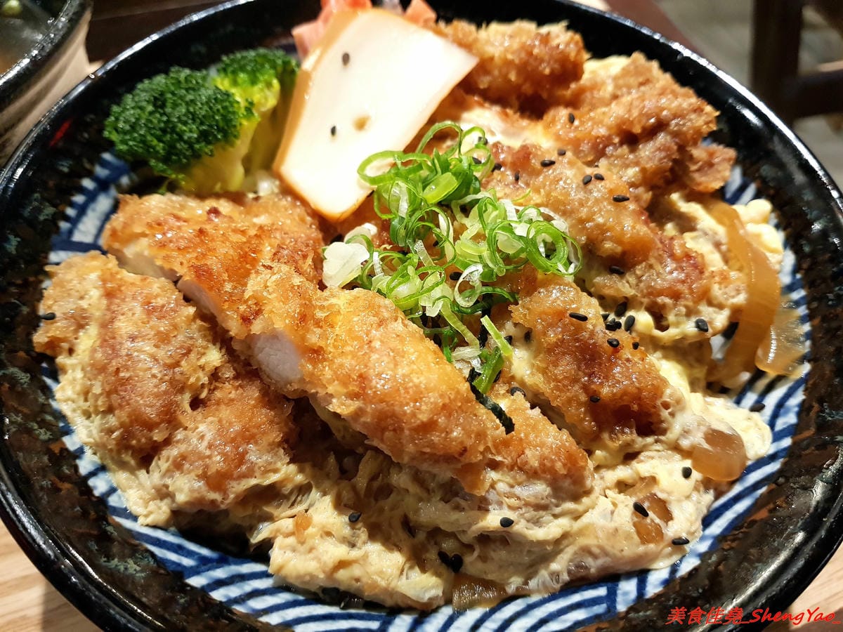 [台中沙鹿]日出町 丼飯拉麵 – 沙鹿福安黃昏市場旁新開的深夜食堂,露天環境吃拉麵丼飯很有氣氛,餐點帶點創意,價格相當平價,口味還OK,推薦炭烤肋排拉麵,比某些火葬場肋排拉麵好吃太多了。