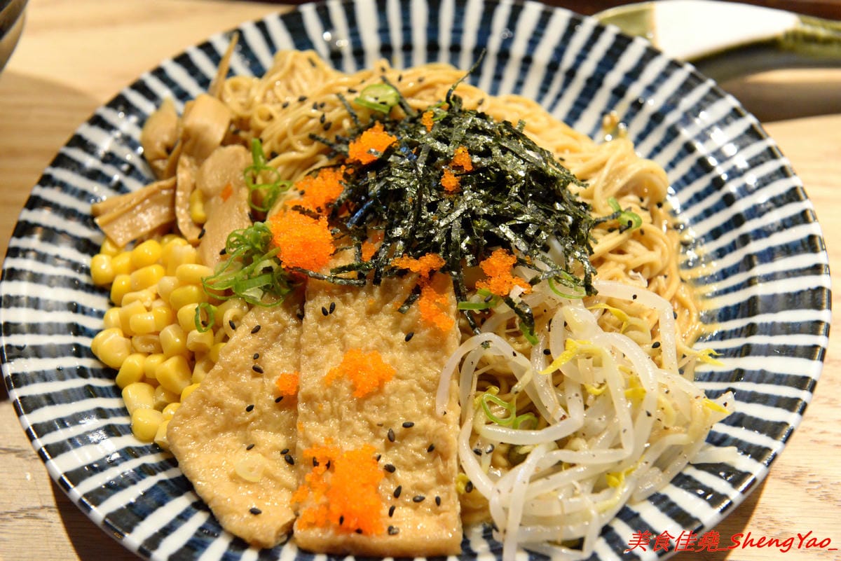 [台中沙鹿]日出町 丼飯拉麵 – 沙鹿福安黃昏市場旁新開的深夜食堂,露天環境吃拉麵丼飯很有氣氛,餐點帶點創意,價格相當平價,口味還OK,推薦炭烤肋排拉麵,比某些火葬場肋排拉麵好吃太多了。