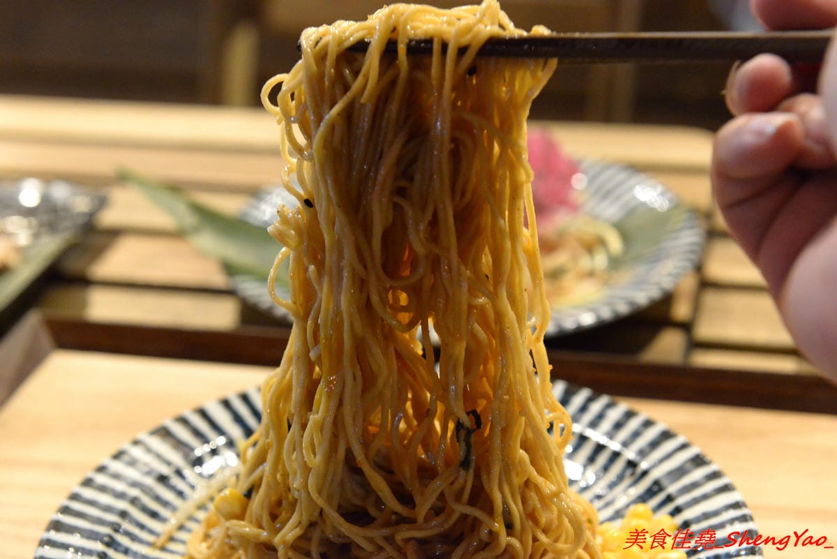 [台中沙鹿]日出町 丼飯拉麵 – 沙鹿福安黃昏市場旁新開的深夜食堂,露天環境吃拉麵丼飯很有氣氛,餐點帶點創意,價格相當平價,口味還OK,推薦炭烤肋排拉麵,比某些火葬場肋排拉麵好吃太多了。