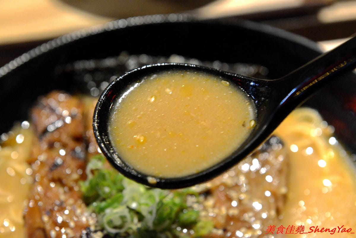 [台中沙鹿]日出町 丼飯拉麵 – 沙鹿福安黃昏市場旁新開的深夜食堂,露天環境吃拉麵丼飯很有氣氛,餐點帶點創意,價格相當平價,口味還OK,推薦炭烤肋排拉麵,比某些火葬場肋排拉麵好吃太多了。