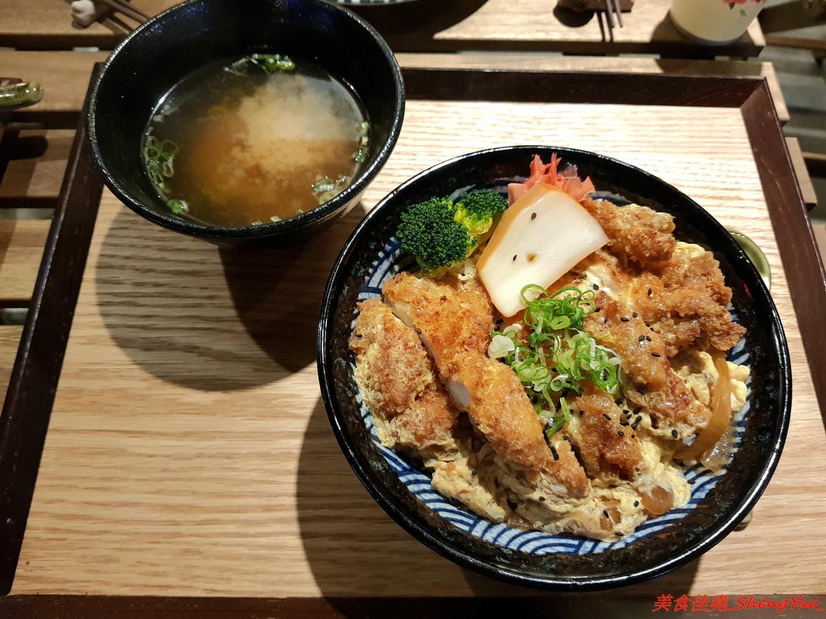 [台中沙鹿]日出町 丼飯拉麵 – 沙鹿福安黃昏市場旁新開的深夜食堂,露天環境吃拉麵丼飯很有氣氛,餐點帶點創意,價格相當平價,口味還OK,推薦炭烤肋排拉麵,比某些火葬場肋排拉麵好吃太多了。