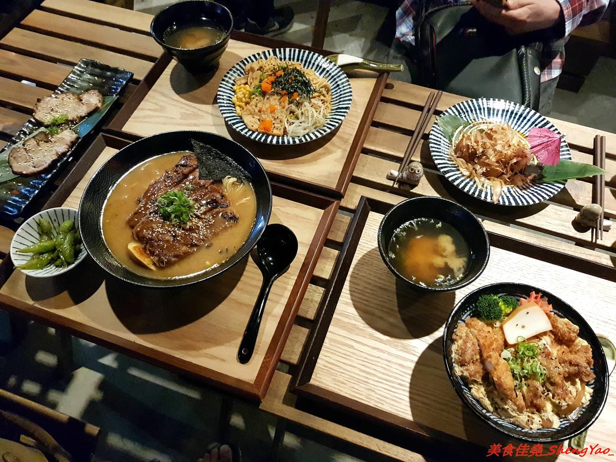[台中沙鹿]日出町 丼飯拉麵 – 沙鹿福安黃昏市場旁新開的深夜食堂,露天環境吃拉麵丼飯很有氣氛,餐點帶點創意,價格相當平價,口味還OK,推薦炭烤肋排拉麵,比某些火葬場肋排拉麵好吃太多了。