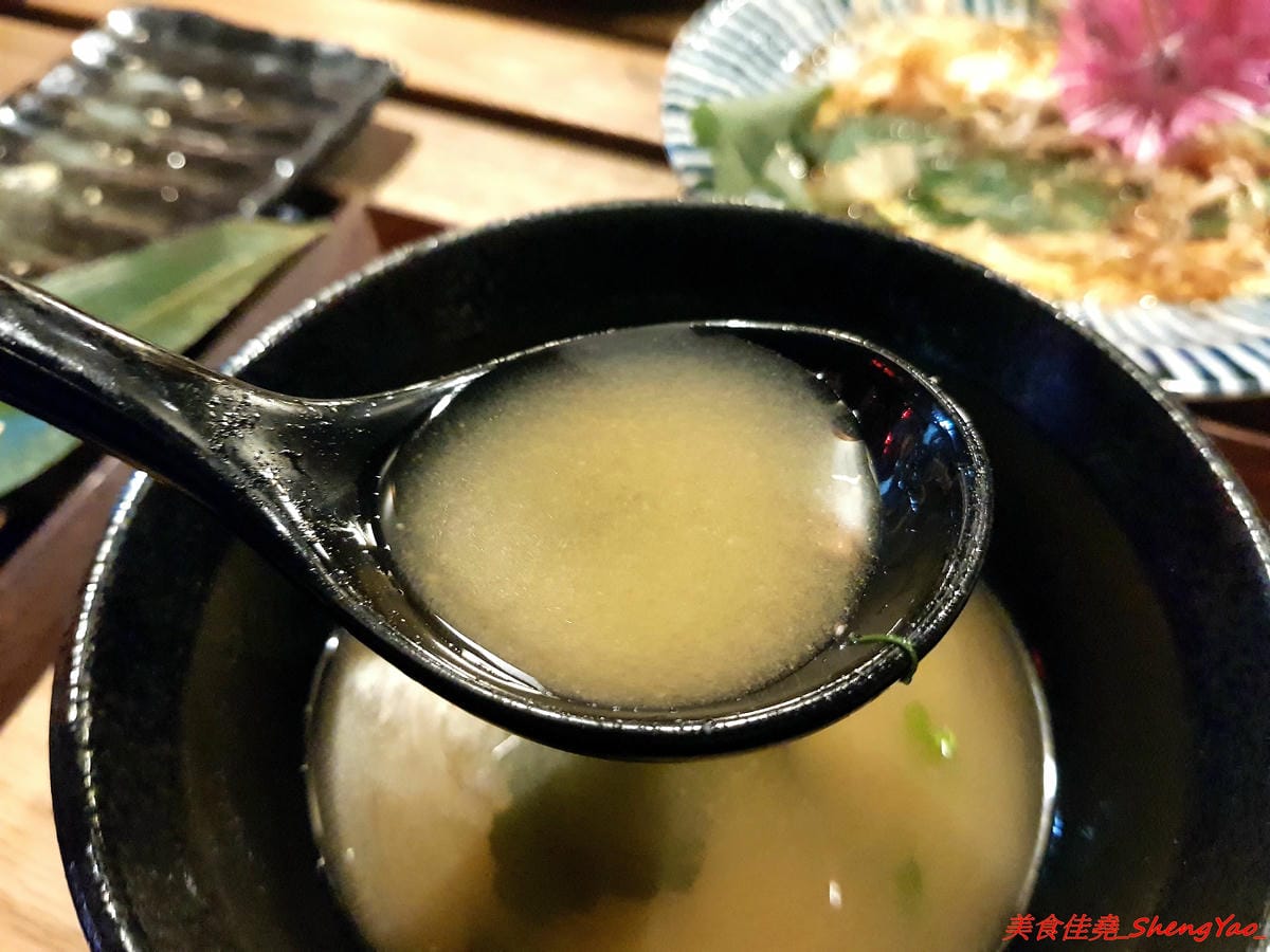 [台中沙鹿]日出町 丼飯拉麵 – 沙鹿福安黃昏市場旁新開的深夜食堂,露天環境吃拉麵丼飯很有氣氛,餐點帶點創意,價格相當平價,口味還OK,推薦炭烤肋排拉麵,比某些火葬場肋排拉麵好吃太多了。