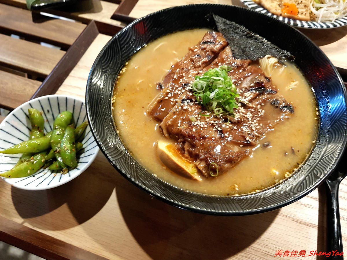 [台中沙鹿]日出町 丼飯拉麵 – 沙鹿福安黃昏市場旁新開的深夜食堂,露天環境吃拉麵丼飯很有氣氛,餐點帶點創意,價格相當平價,口味還OK,推薦炭烤肋排拉麵,比某些火葬場肋排拉麵好吃太多了。