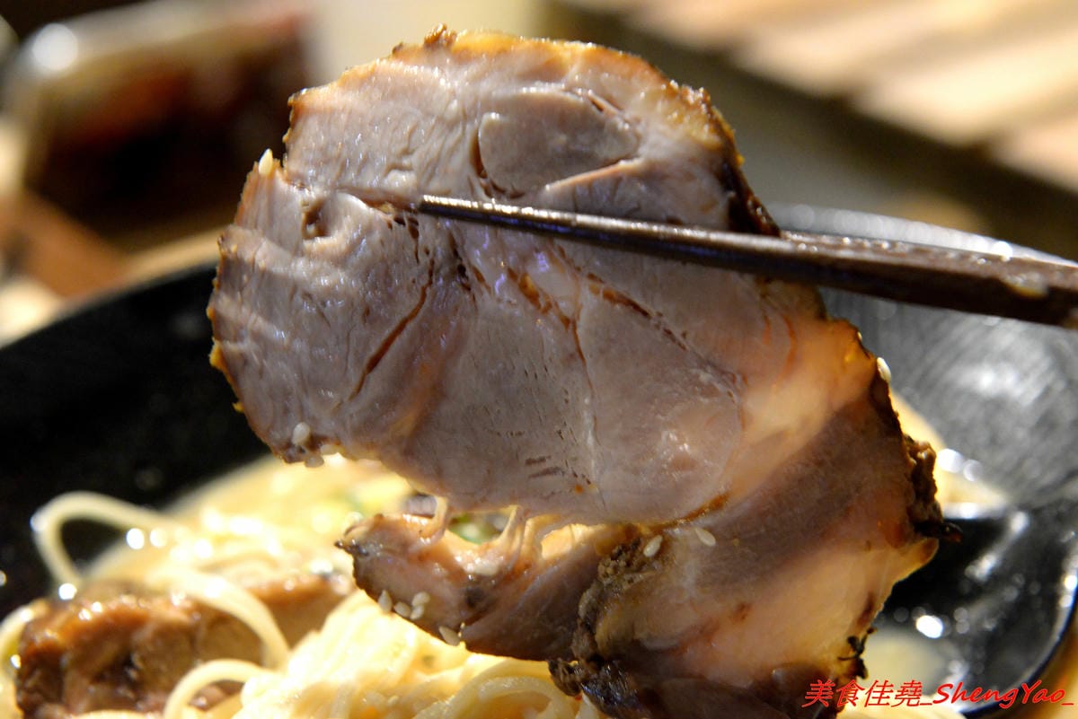 [台中沙鹿]日出町 丼飯拉麵 – 沙鹿福安黃昏市場旁新開的深夜食堂,露天環境吃拉麵丼飯很有氣氛,餐點帶點創意,價格相當平價,口味還OK,推薦炭烤肋排拉麵,比某些火葬場肋排拉麵好吃太多了。