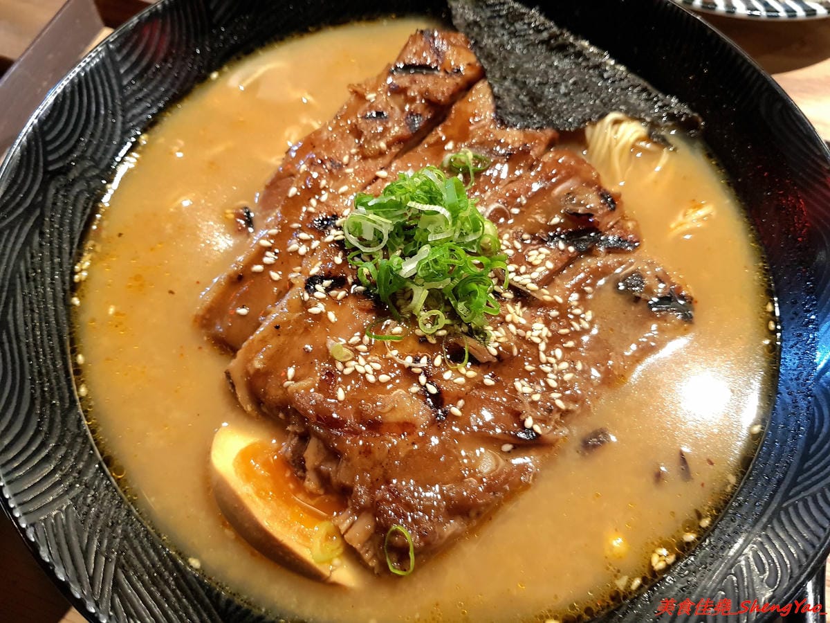 [台中沙鹿]日出町 丼飯拉麵 – 沙鹿福安黃昏市場旁新開的深夜食堂,露天環境吃拉麵丼飯很有氣氛,餐點帶點創意,價格相當平價,口味還OK,推薦炭烤肋排拉麵,比某些火葬場肋排拉麵好吃太多了。