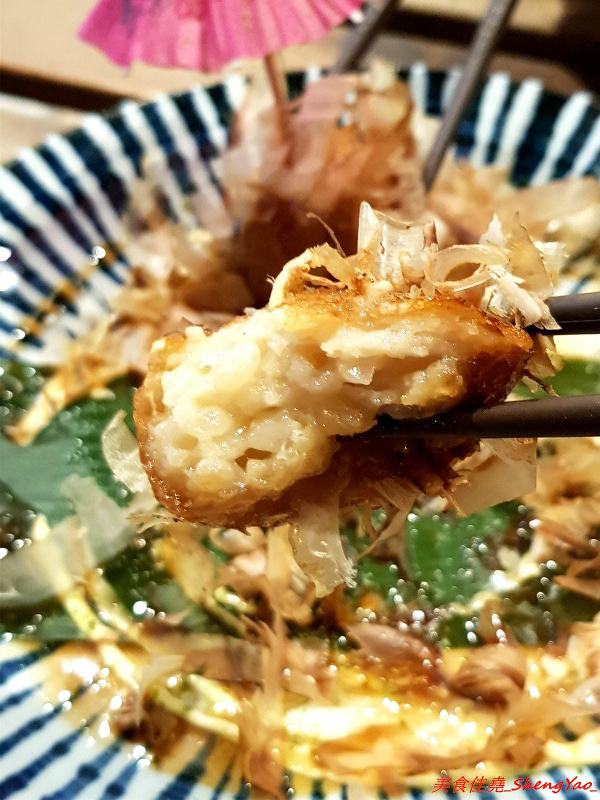 [台中沙鹿]日出町 丼飯拉麵 – 沙鹿福安黃昏市場旁新開的深夜食堂,露天環境吃拉麵丼飯很有氣氛,餐點帶點創意,價格相當平價,口味還OK,推薦炭烤肋排拉麵,比某些火葬場肋排拉麵好吃太多了。