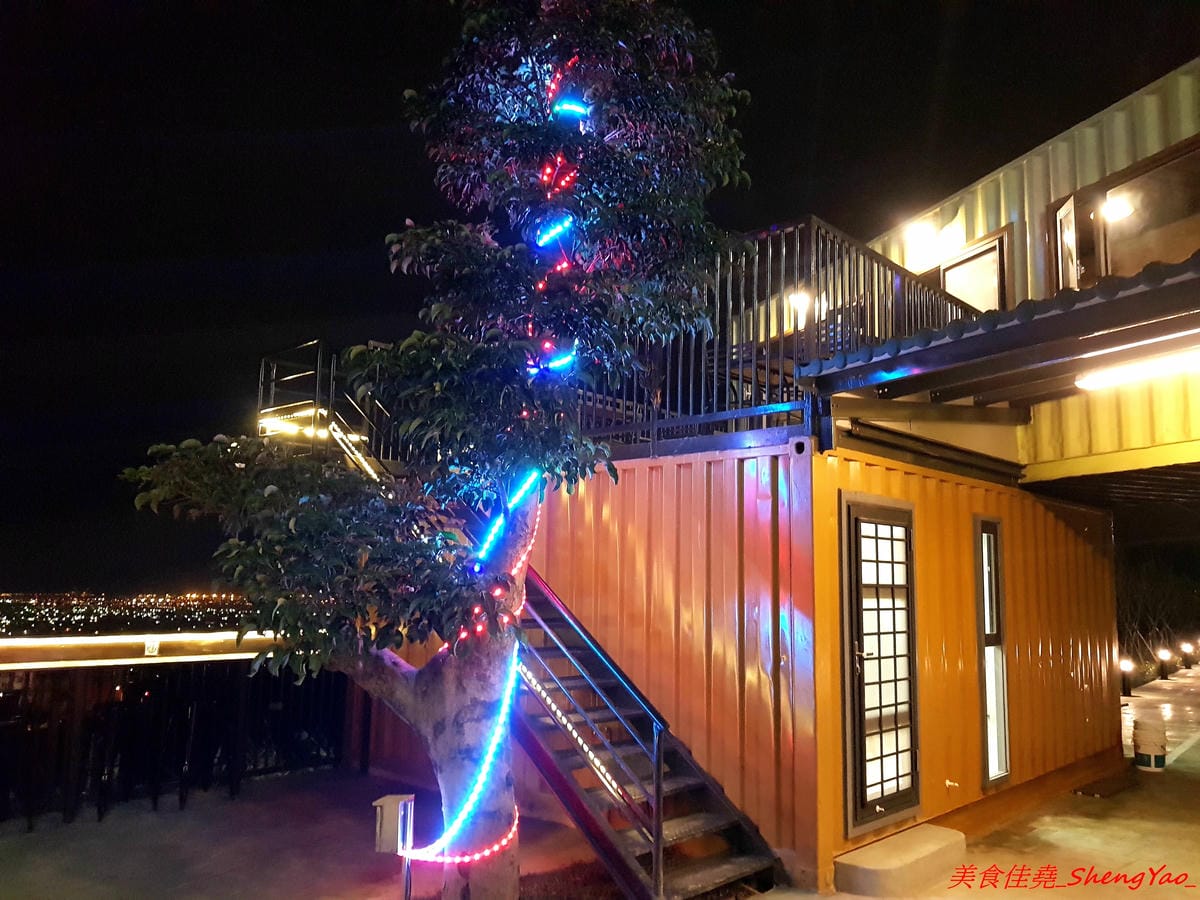 [台中沙鹿]覓覓基地帆帆望海 – 沙鹿新夜景咖啡廳,景觀視野接近180度,夜景一覽無遺,氣氛佳,約會好去處,餐點價位不貴。