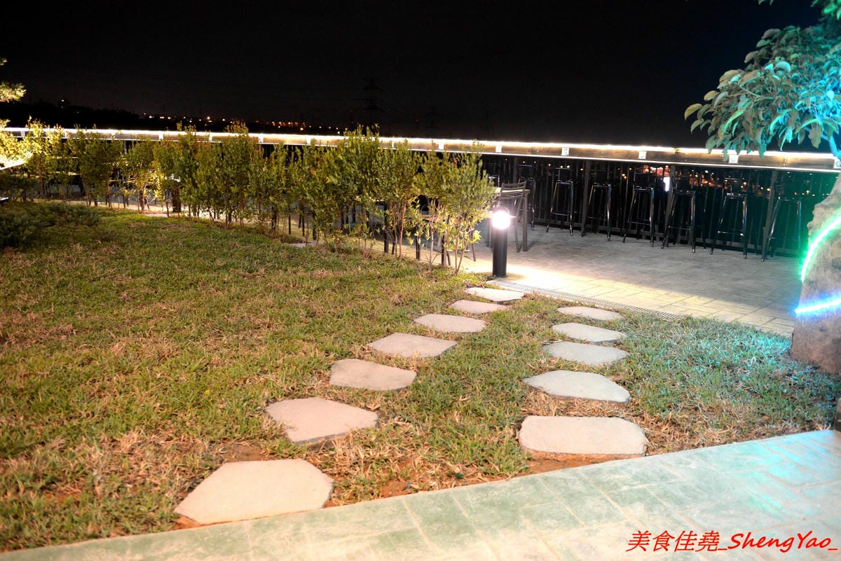[台中沙鹿]覓覓基地帆帆望海 – 沙鹿新夜景咖啡廳,景觀視野接近180度,夜景一覽無遺,氣氛佳,約會好去處,餐點價位不貴。