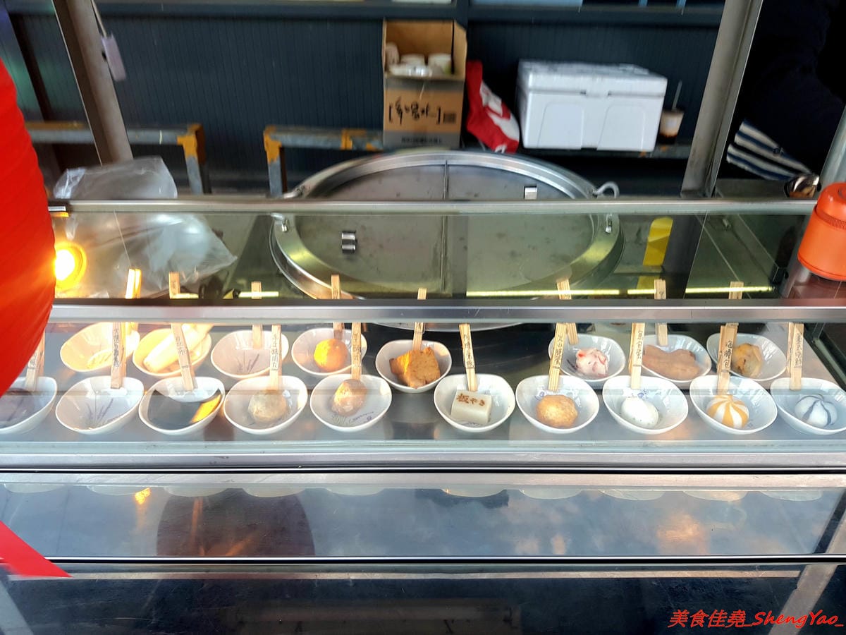 [台中清水]小車生活串關東煮 – 小車生活串再進化,變身日式關東煮攤車,北海道昆布加上鰹魚熬煮的湯頭味道甘甜鮮美,食材品項多達近20種,也有店家自己手工做的,價格任選4樣50元可以點的很開心