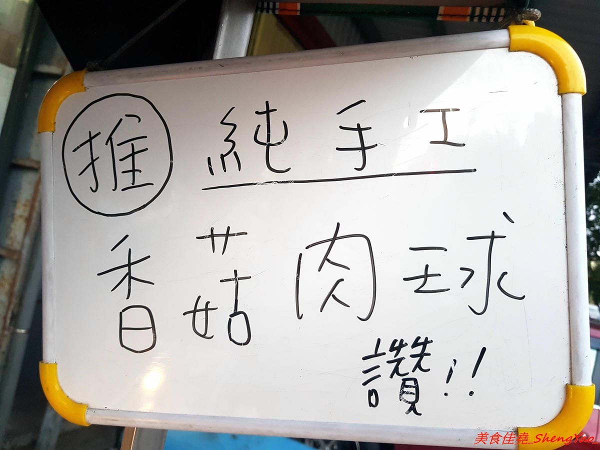 [台中清水]小車生活串關東煮 – 小車生活串再進化,變身日式關東煮攤車,北海道昆布加上鰹魚熬煮的湯頭味道甘甜鮮美,食材品項多達近20種,也有店家自己手工做的,價格任選4樣50元可以點的很開心