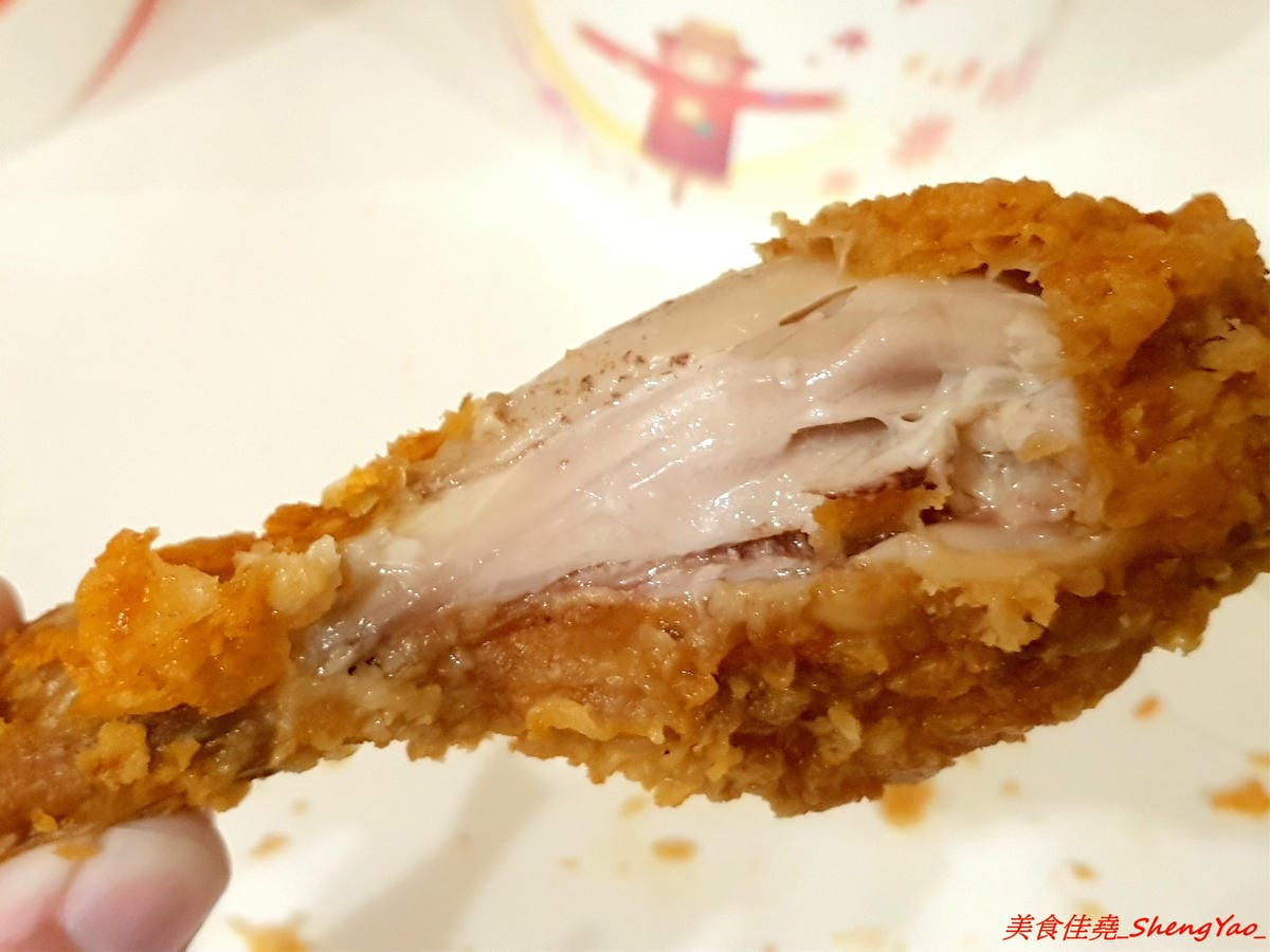 [台中沙鹿]昌平炸雞王 靜宜店 – 台中美式炸雞界老前輩,不少網友及部落客評鑑心目中最好吃的台中美式炸雞,台中海線第一家加盟店,外皮香酥脆口、肉嫩有汁、醃製夠味,現點現炸需等候,建議先