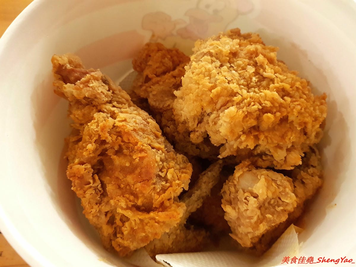 [台中沙鹿]昌平炸雞王 靜宜店 – 台中美式炸雞界老前輩,不少網友及部落客評鑑心目中最好吃的台中美式炸雞,台中海線第一家加盟店,外皮香酥脆口、肉嫩有汁、醃製夠味,現點現炸需等候,建議先