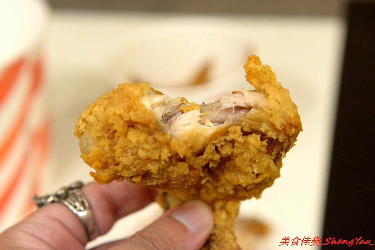 [台中沙鹿]昌平炸雞王 靜宜店 – 台中美式炸雞界老前輩,不少網友及部落客評鑑心目中最好吃的台中美式炸雞,台中海線第一家加盟店,外皮香酥脆口、肉嫩有汁、醃製夠味,現點現炸需等候,建議先