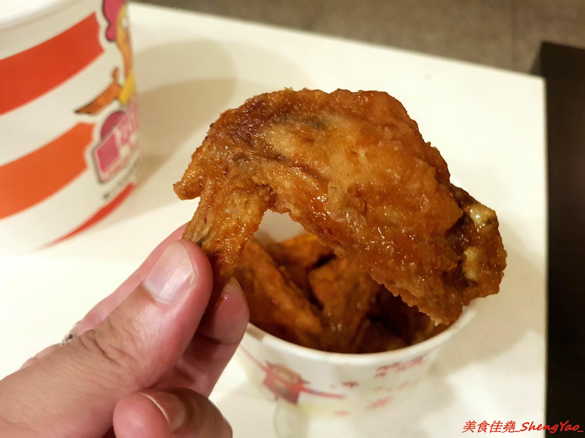 [台中沙鹿]昌平炸雞王 靜宜店 – 台中美式炸雞界老前輩,不少網友及部落客評鑑心目中最好吃的台中美式炸雞,台中海線第一家加盟店,外皮香酥脆口、肉嫩有汁、醃製夠味,現點現炸需等候,建議先
