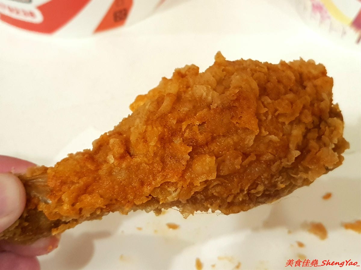 [台中沙鹿]昌平炸雞王 靜宜店 – 台中美式炸雞界老前輩,不少網友及部落客評鑑心目中最好吃的台中美式炸雞,台中海線第一家加盟店,外皮香酥脆口、肉嫩有汁、醃製夠味,現點現炸需等候,建議先