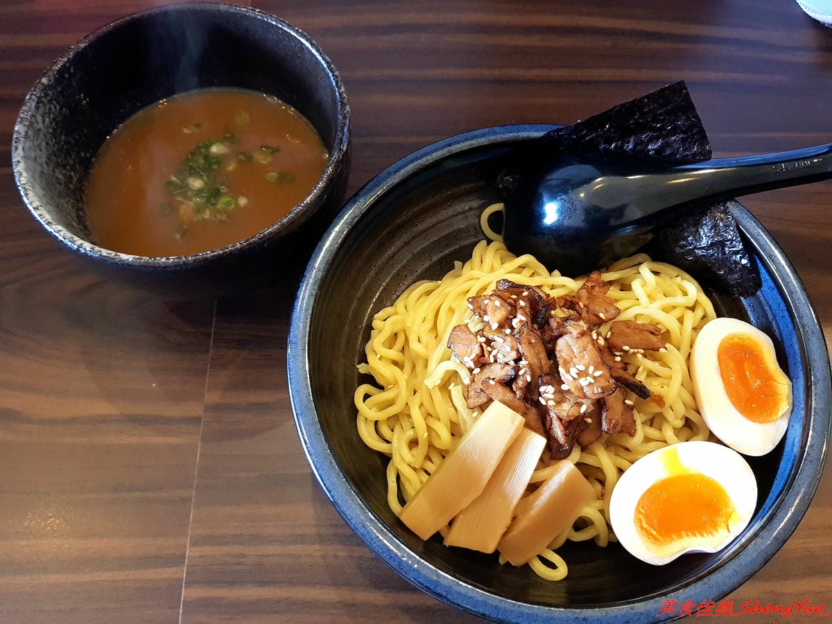 [台中大甲]いけっ麺 – 大甲新開的無中文店名低調拉麵店,老闆特地遠赴日本學煮拉麵技術,湯頭口味不錯,配料也很用心,炙燒碎叉燒頗有特色,自製的糖心蛋和筍乾也很好吃。