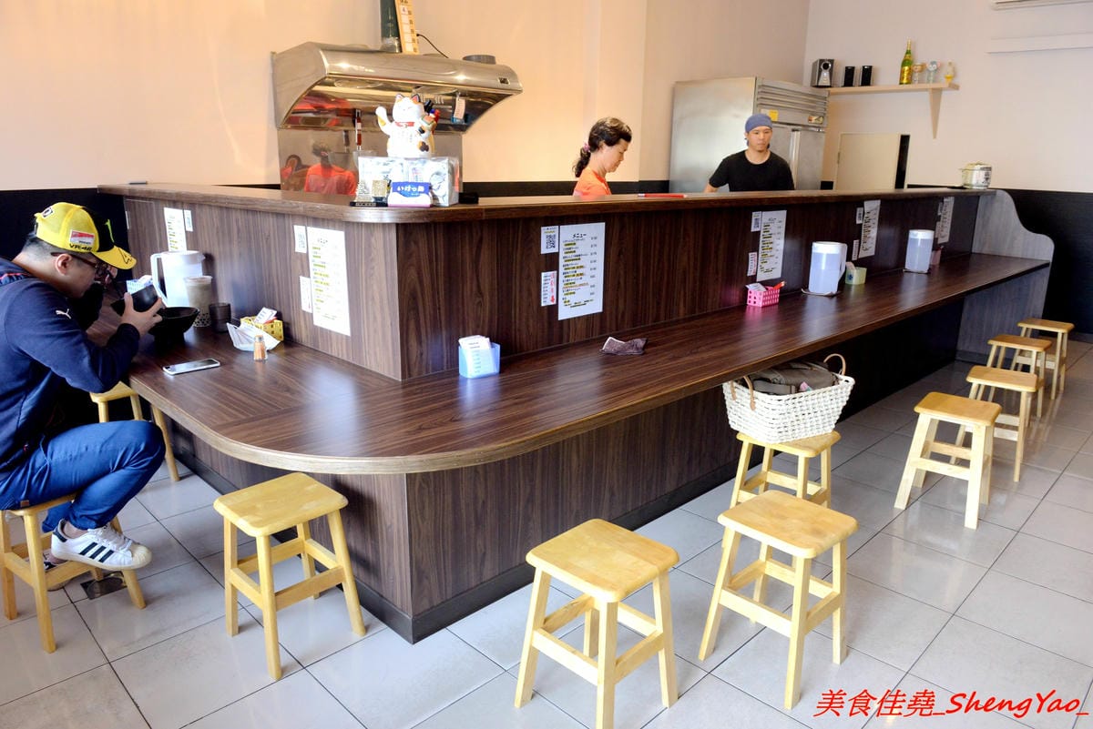 [台中大甲]いけっ麺 – 大甲新開的無中文店名低調拉麵店,老闆特地遠赴日本學煮拉麵技術,湯頭口味不錯,配料也很用心,炙燒碎叉燒頗有特色,自製的糖心蛋和筍乾也很好吃。
