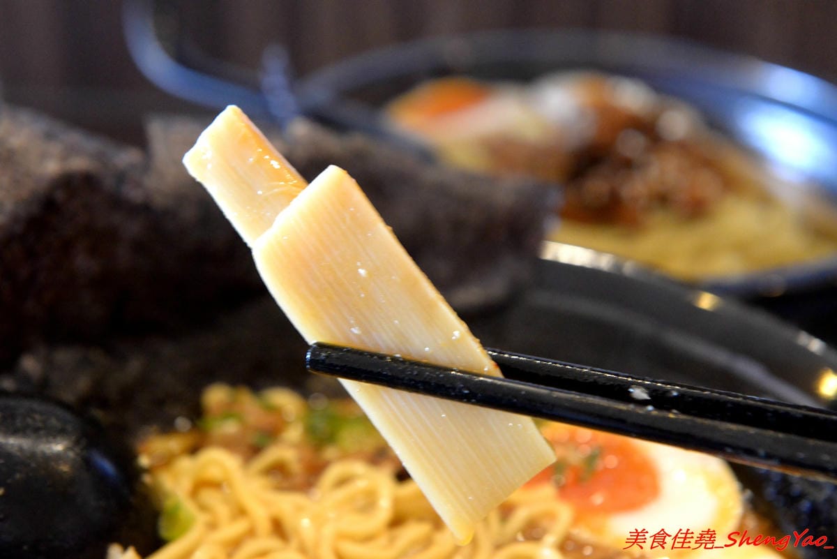 [台中大甲]いけっ麺 – 大甲新開的無中文店名低調拉麵店,老闆特地遠赴日本學煮拉麵技術,湯頭口味不錯,配料也很用心,炙燒碎叉燒頗有特色,自製的糖心蛋和筍乾也很好吃。