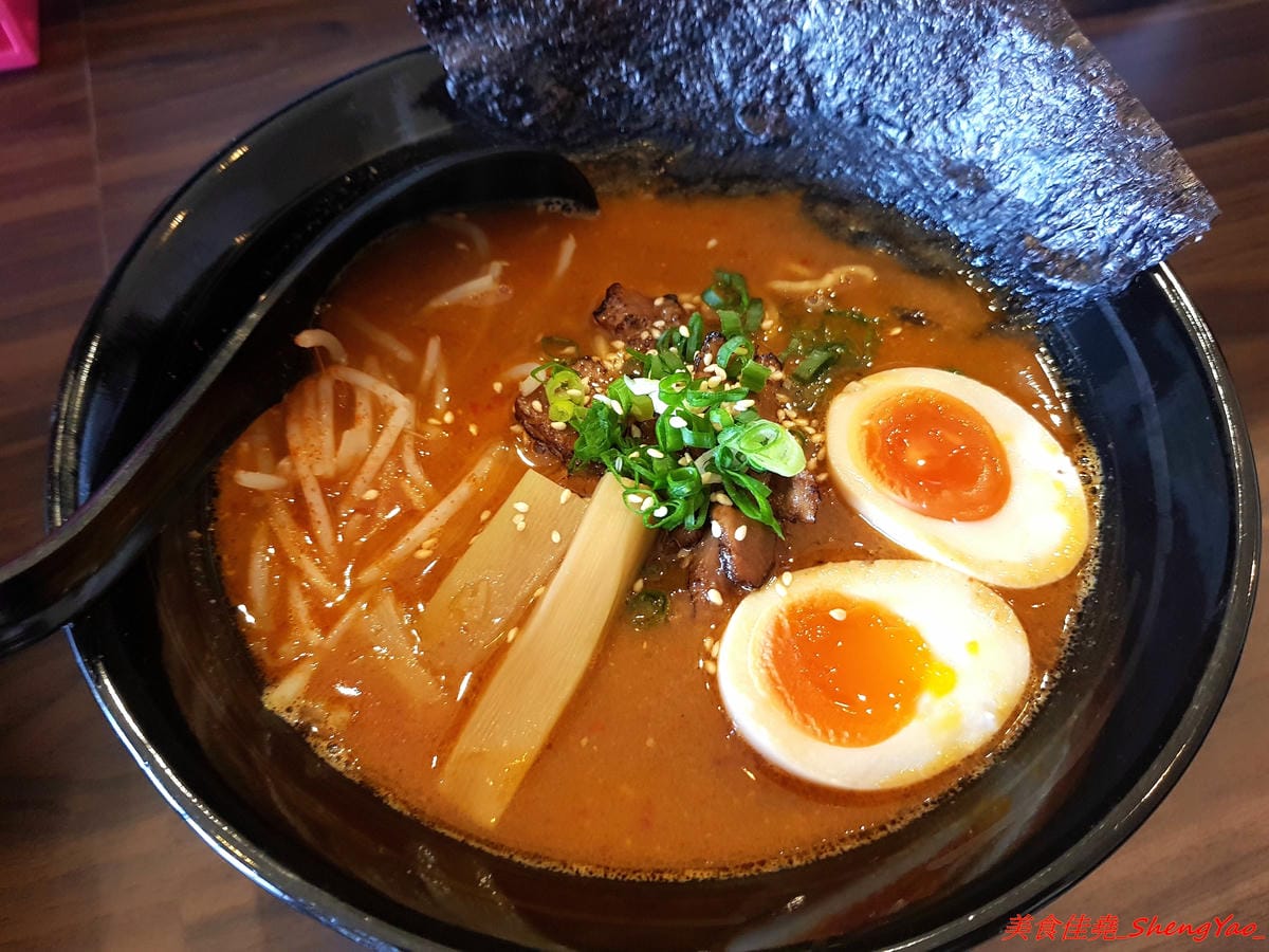 [台中大甲]いけっ麺 – 大甲新開的無中文店名低調拉麵店,老闆特地遠赴日本學煮拉麵技術,湯頭口味不錯,配料也很用心,炙燒碎叉燒頗有特色,自製的糖心蛋和筍乾也很好吃。