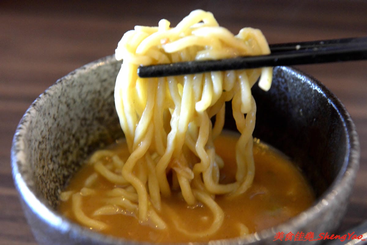 [台中大甲]いけっ麺 – 大甲新開的無中文店名低調拉麵店,老闆特地遠赴日本學煮拉麵技術,湯頭口味不錯,配料也很用心,炙燒碎叉燒頗有特色,自製的糖心蛋和筍乾也很好吃。