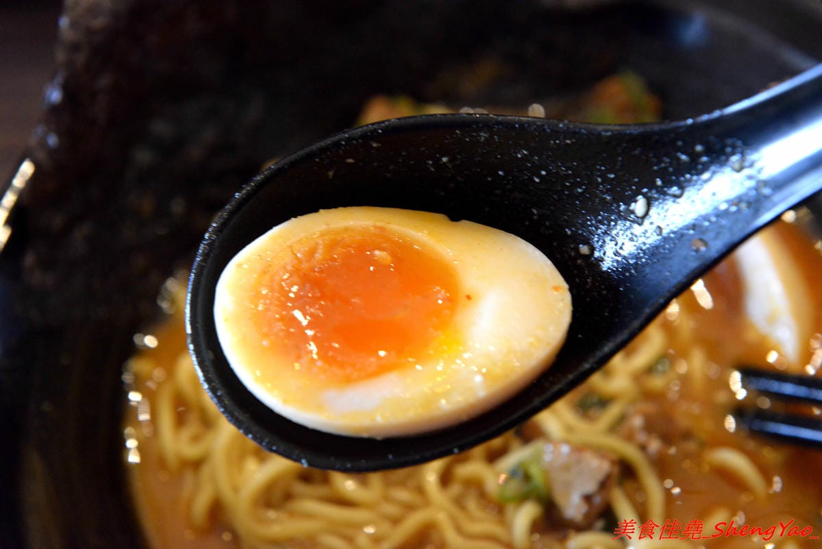 [台中大甲]いけっ麺 – 大甲新開的無中文店名低調拉麵店,老闆特地遠赴日本學煮拉麵技術,湯頭口味不錯,配料也很用心,炙燒碎叉燒頗有特色,自製的糖心蛋和筍乾也很好吃。