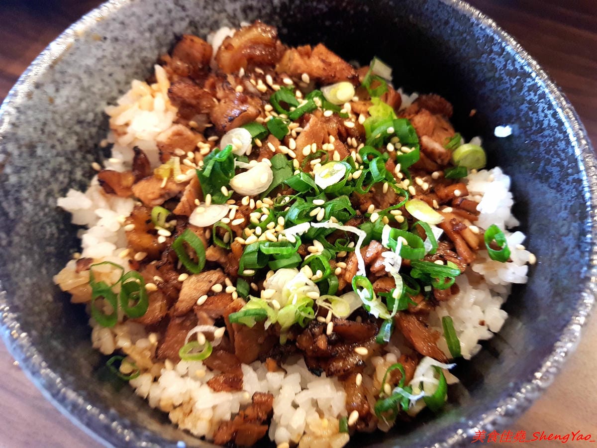[台中大甲]いけっ麺 – 大甲新開的無中文店名低調拉麵店,老闆特地遠赴日本學煮拉麵技術,湯頭口味不錯,配料也很用心,炙燒碎叉燒頗有特色,自製的糖心蛋和筍乾也很好吃。