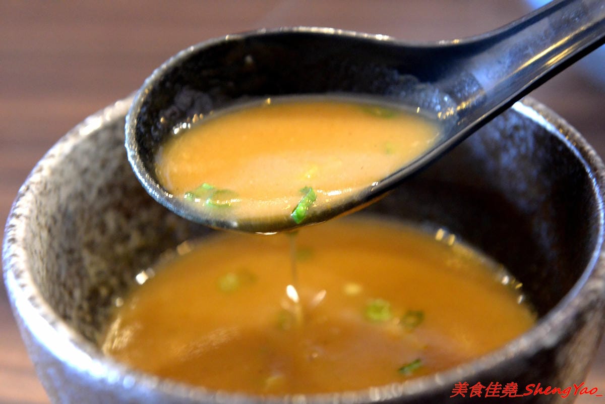 [台中大甲]いけっ麺 – 大甲新開的無中文店名低調拉麵店,老闆特地遠赴日本學煮拉麵技術,湯頭口味不錯,配料也很用心,炙燒碎叉燒頗有特色,自製的糖心蛋和筍乾也很好吃。