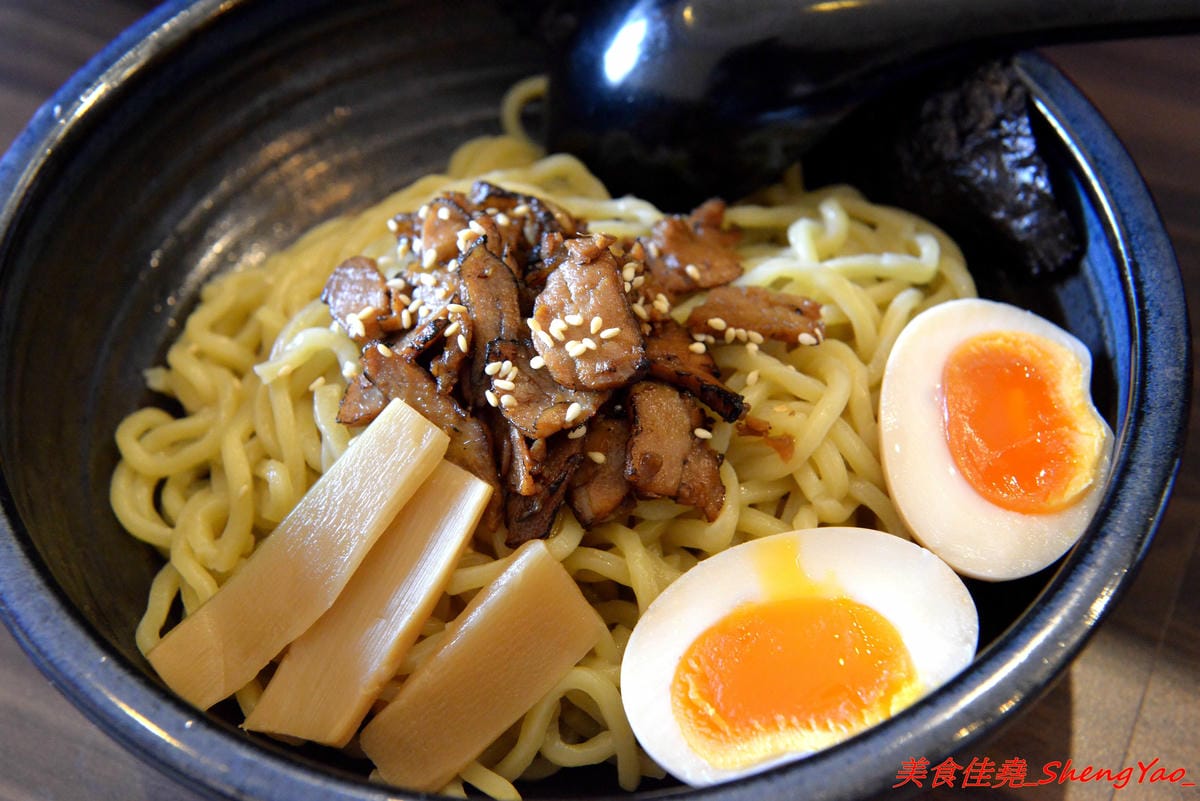[台中大甲]いけっ麺 – 大甲新開的無中文店名低調拉麵店,老闆特地遠赴日本學煮拉麵技術,湯頭口味不錯,配料也很用心,炙燒碎叉燒頗有特色,自製的糖心蛋和筍乾也很好吃。
