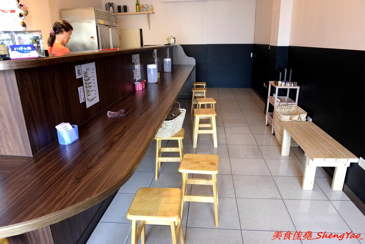 [台中大甲]いけっ麺 – 大甲新開的無中文店名低調拉麵店,老闆特地遠赴日本學煮拉麵技術,湯頭口味不錯,配料也很用心,炙燒碎叉燒頗有特色,自製的糖心蛋和筍乾也很好吃。