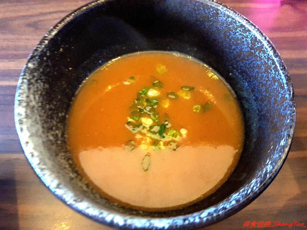 [台中大甲]いけっ麺 – 大甲新開的無中文店名低調拉麵店,老闆特地遠赴日本學煮拉麵技術,湯頭口味不錯,配料也很用心,炙燒碎叉燒頗有特色,自製的糖心蛋和筍乾也很好吃。