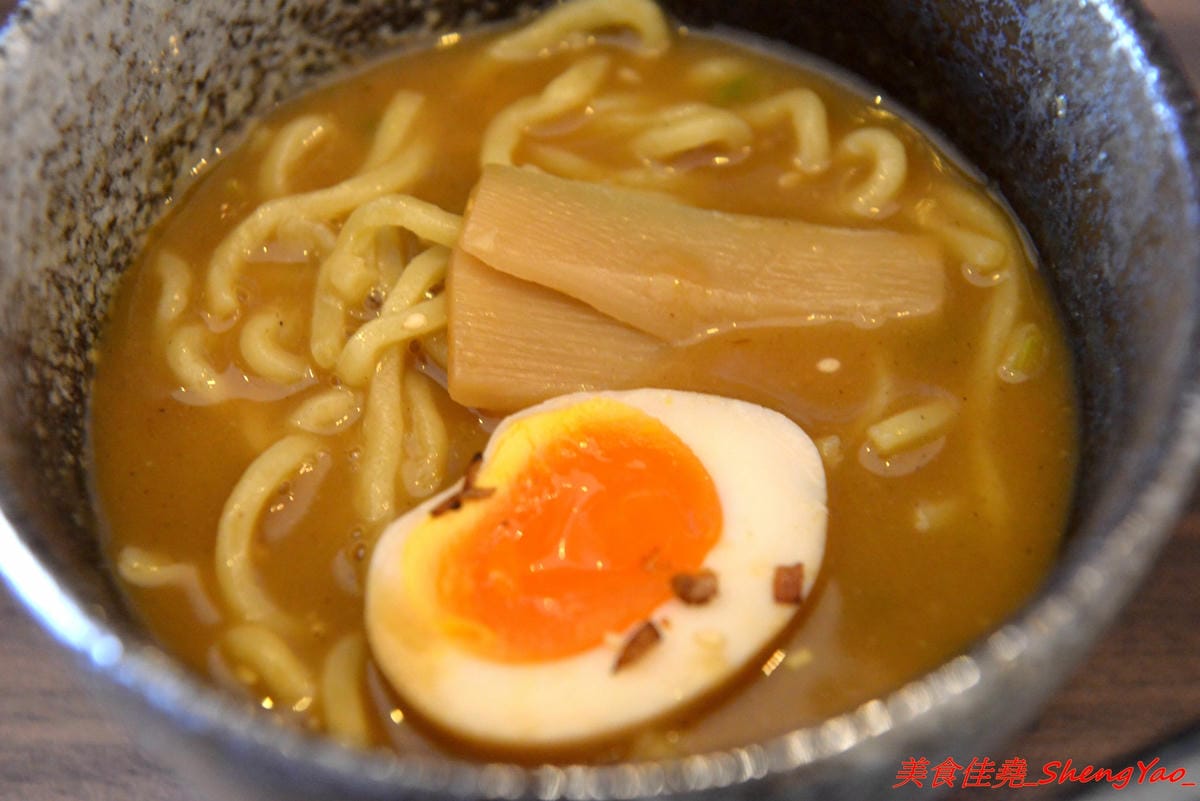 [台中大甲]いけっ麺 – 大甲新開的無中文店名低調拉麵店,老闆特地遠赴日本學煮拉麵技術,湯頭口味不錯,配料也很用心,炙燒碎叉燒頗有特色,自製的糖心蛋和筍乾也很好吃。