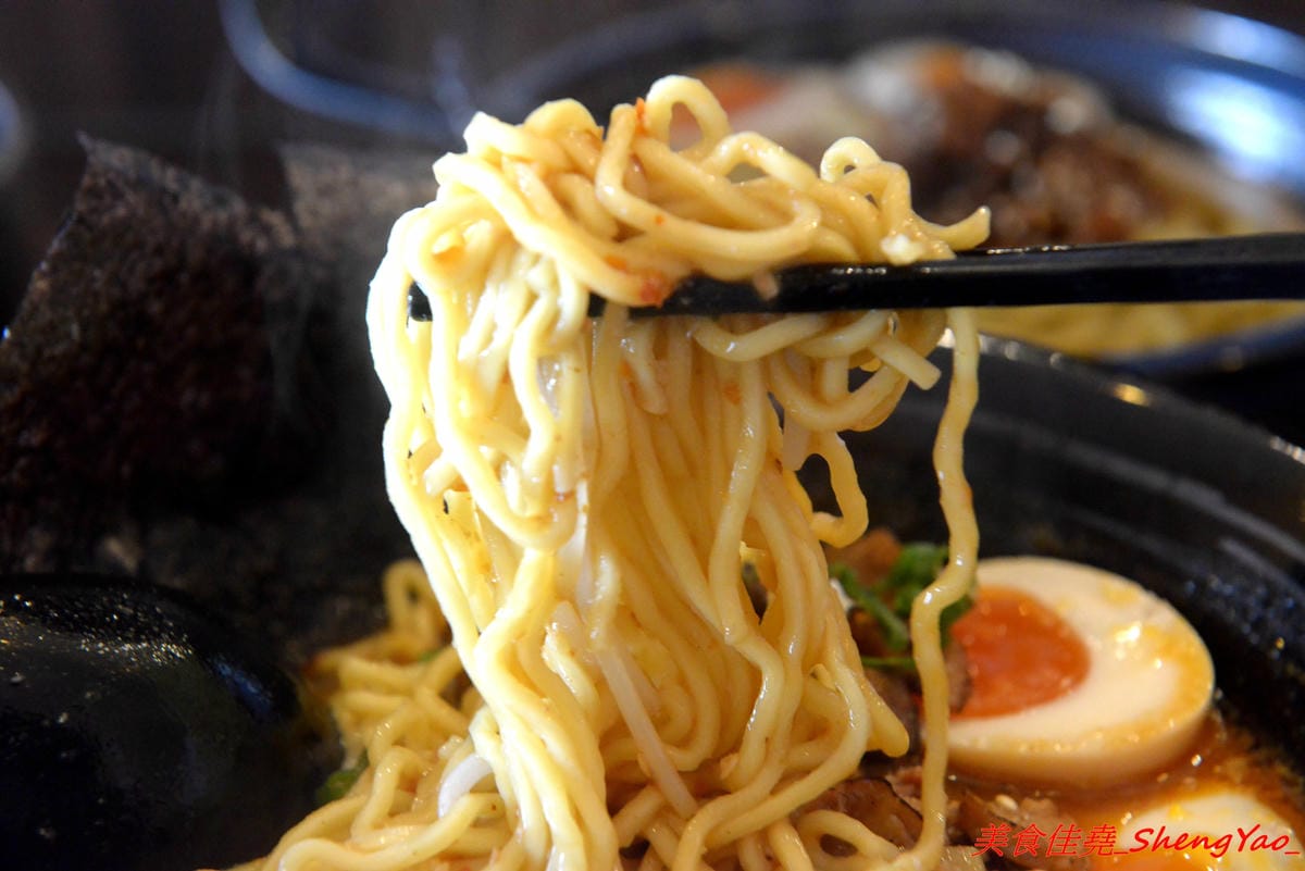 [台中大甲]いけっ麺 – 大甲新開的無中文店名低調拉麵店,老闆特地遠赴日本學煮拉麵技術,湯頭口味不錯,配料也很用心,炙燒碎叉燒頗有特色,自製的糖心蛋和筍乾也很好吃。