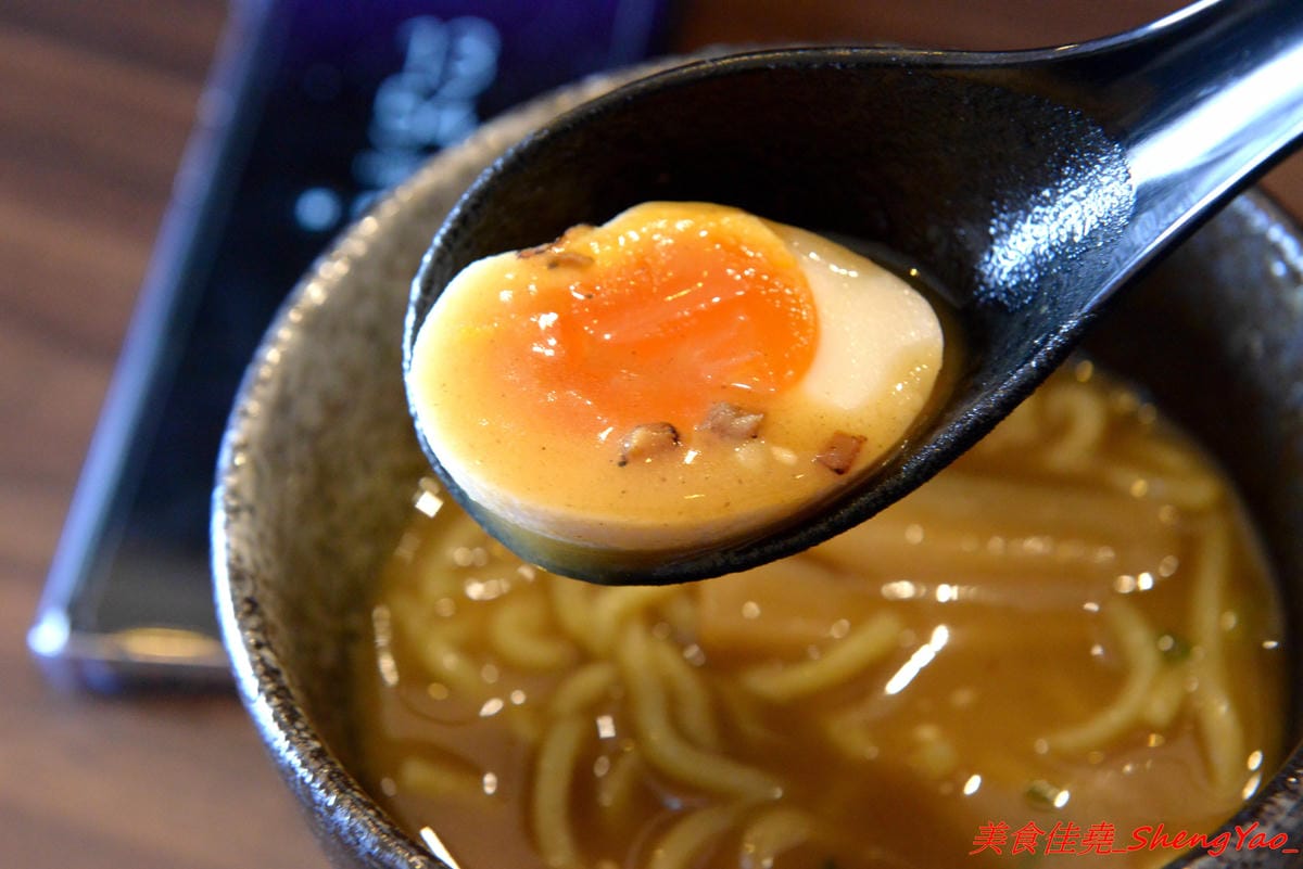 [台中大甲]いけっ麺 – 大甲新開的無中文店名低調拉麵店,老闆特地遠赴日本學煮拉麵技術,湯頭口味不錯,配料也很用心,炙燒碎叉燒頗有特色,自製的糖心蛋和筍乾也很好吃。