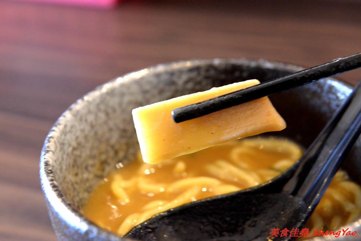 [台中大甲]いけっ麺 – 大甲新開的無中文店名低調拉麵店,老闆特地遠赴日本學煮拉麵技術,湯頭口味不錯,配料也很用心,炙燒碎叉燒頗有特色,自製的糖心蛋和筍乾也很好吃。
