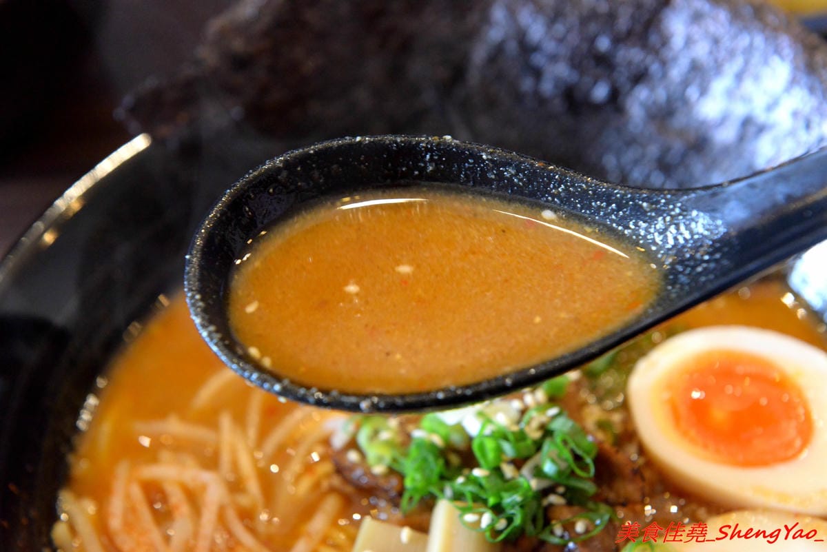 [台中大甲]いけっ麺 – 大甲新開的無中文店名低調拉麵店,老闆特地遠赴日本學煮拉麵技術,湯頭口味不錯,配料也很用心,炙燒碎叉燒頗有特色,自製的糖心蛋和筍乾也很好吃。
