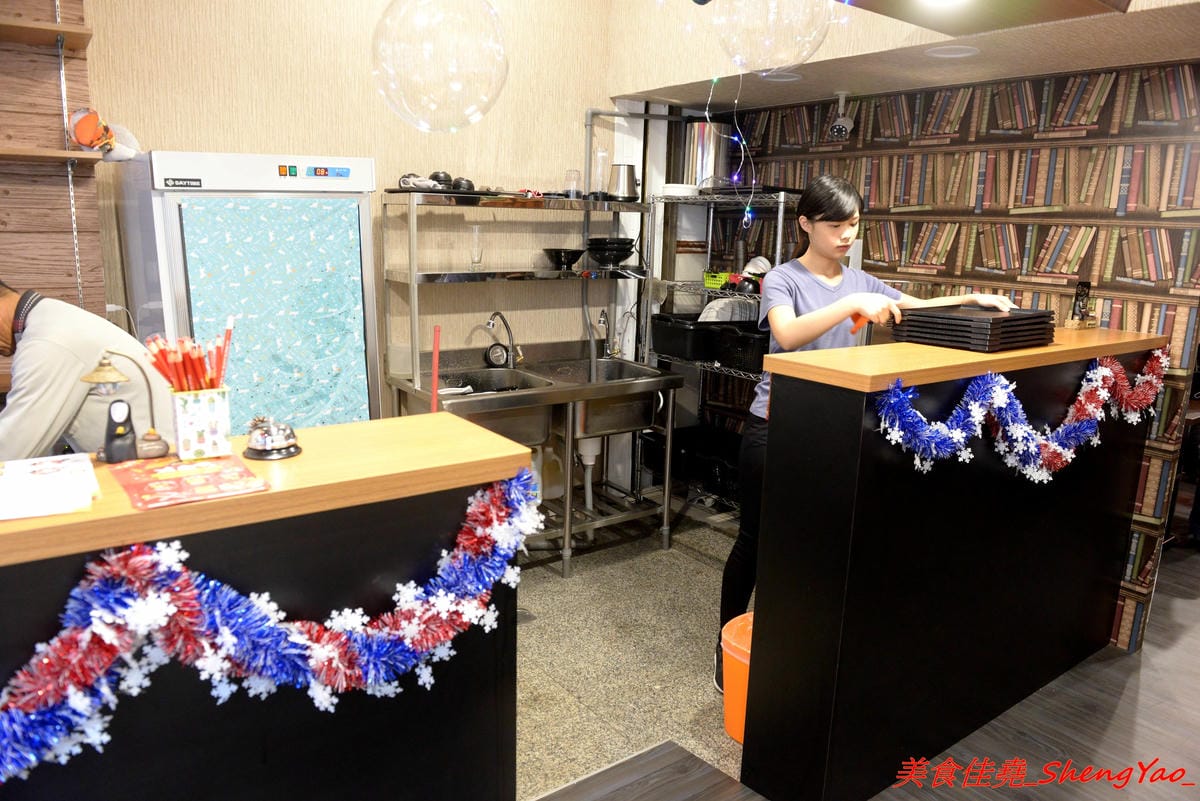 [台中沙鹿]ㄨ麻尹 台中沙鹿店 – 來自彰化市的人氣平價日式食堂,丼飯、咖哩飯和炒烏龍麵都不錯吃很推薦,工讀生妹妹清純呆萌超可愛,12/16-12/29試賣期間優惠很大方。