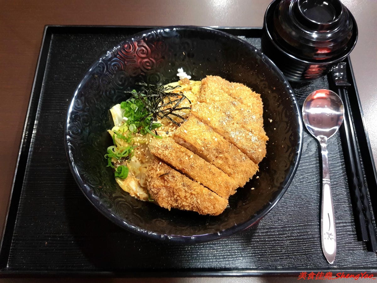 [台中沙鹿]ㄨ麻尹 台中沙鹿店 – 來自彰化市的人氣平價日式食堂,丼飯、咖哩飯和炒烏龍麵都不錯吃很推薦,工讀生妹妹清純呆萌超可愛,12/16-12/29試賣期間優惠很大方。